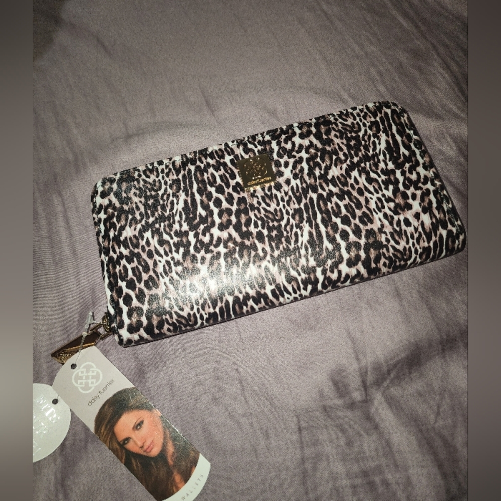 NWT Daisy Fuentes Animal Print Zipper Wallet